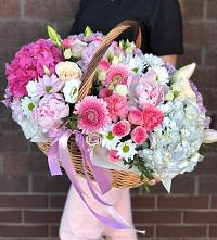 Цветочная композиция из Розы, Хризантемы, Пионы и Лизиантусы в корзине в Магистральном